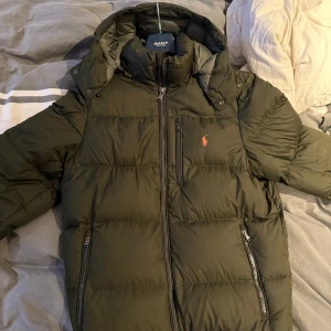 Ralph lauren jacka  - En mörk grön Polo Ralph Lauren jacka, den är använd men är i ett mycket bra skick, nypris 5995 kr men mitt pris 2049kr.   Storlek| M  Skick| mycket bra  Bara höra av sig vid frågor😃 samt bilder med jackan på kan skickas.
