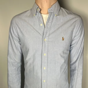 Ralph lauren skjorta  - En riktig snygg och trendig Ralph lauren skjorta i fint skick, storlek S, vid frågor är de bara att skriva.