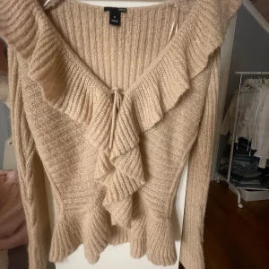 stickad kofta med volang - Superfin beige/ljusrosa stickad kofta från H&M🩷 Den har även lite inslag av glitter vilket är superfint!!