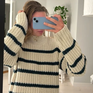 Randig stickad tröja i offwhite - Aldrig använd, storlek S