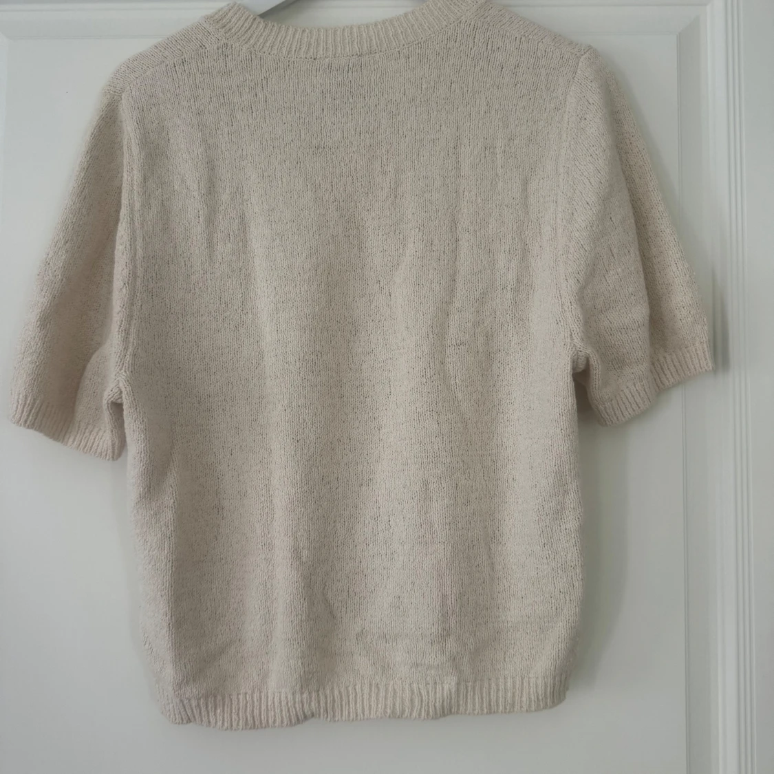 Beige stickad kortärmad tröja - 1