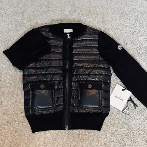 Svart Moncler Cardigan Jacka - 📊 Färg: Svart  Se bild 1 för bästa färg exemplet  📏 Storlek: Small (S)   📐 Mott:  Axel till axel~45CM Midja till hals~53CM  ♻️Helt nytt skick!  📦 Postar Inom 24h ..Hör av dig vid funderingar och pris går att diskutera vid snabbköp🌟