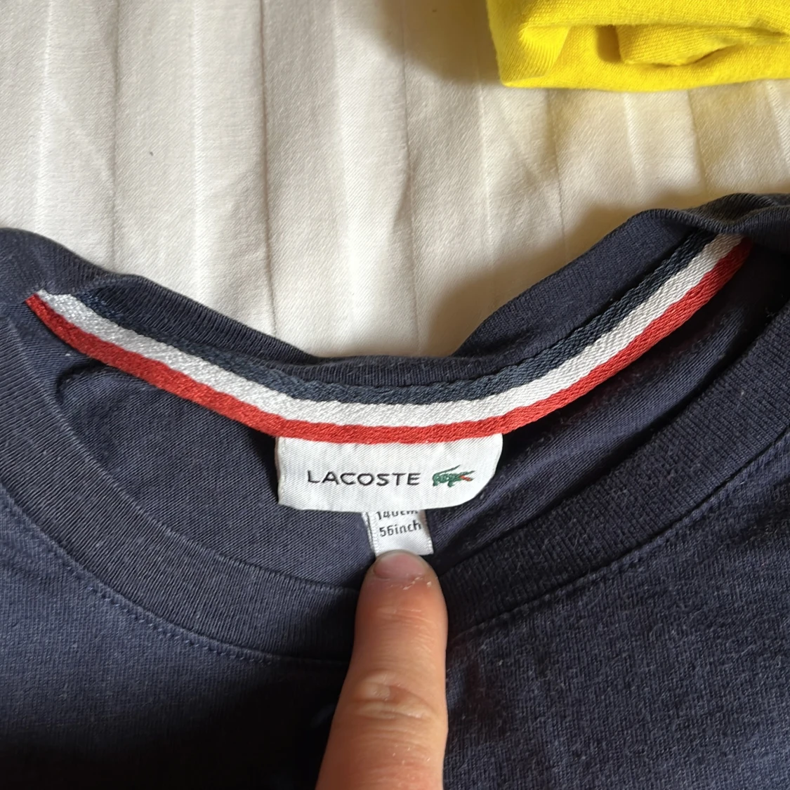 Mörkblå t-shirt från Lacoste - 1