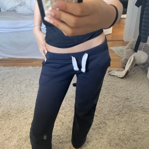 jättefina marinblå byxor från russemerch!  - Inte använda ofta, väldigt sköna.