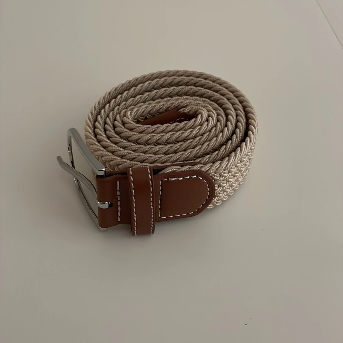 Beige flätat bälte med läderdetaljer