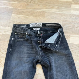 Jacob Cohen jeans - Säljer nu ett par riktigt snygga Jacob Cohen jeans i nyskick🤩nypris ligger på 5000kr! Storleken är w32, pris går att diskutera. Hör av dig vid minsta lilla fundering!🙌
