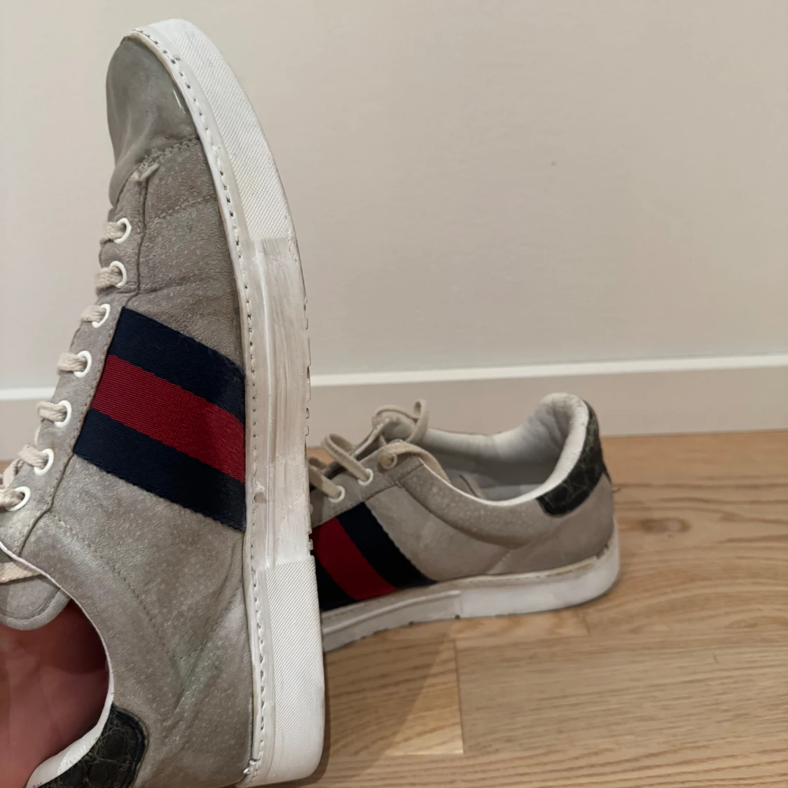 Gucci sneakers med röd och blå rand mocka  - 1