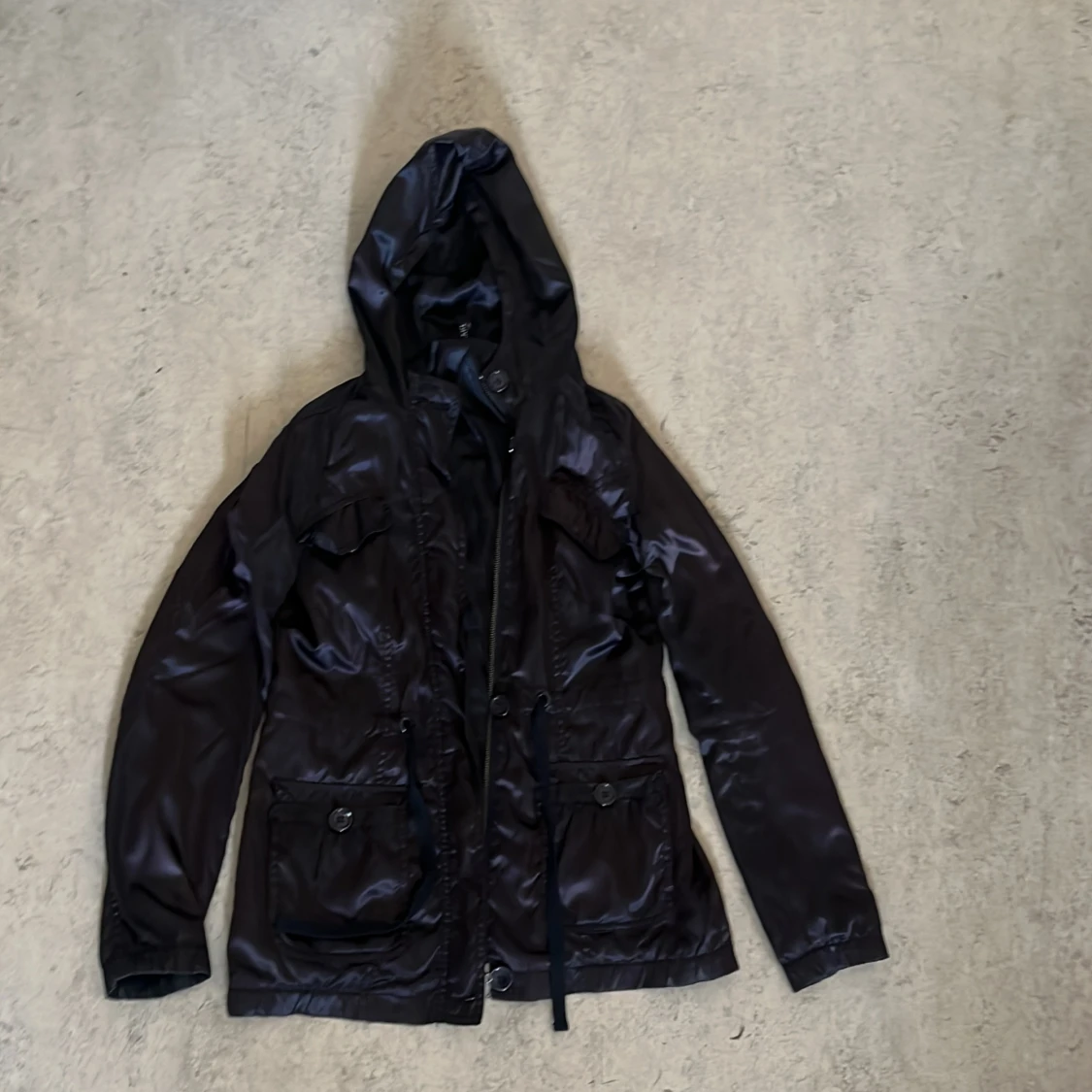 Svart jacka med huva och knytband - 2