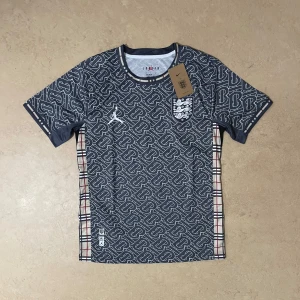 England X burberry Fotbollströja - Säljer min England tröja för endast 599kr skriv till om ni är intresserade eller har några funderingar, pris går att diskutera!