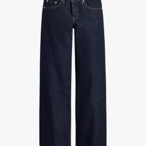 Mörkblå wide leg jeans - Snygga mörkblå jeans från Zara med breda ben och klassisk femficksdesign. Jeansen har medel hög midja och raka, vida ben som ger en trendig siluett. 
