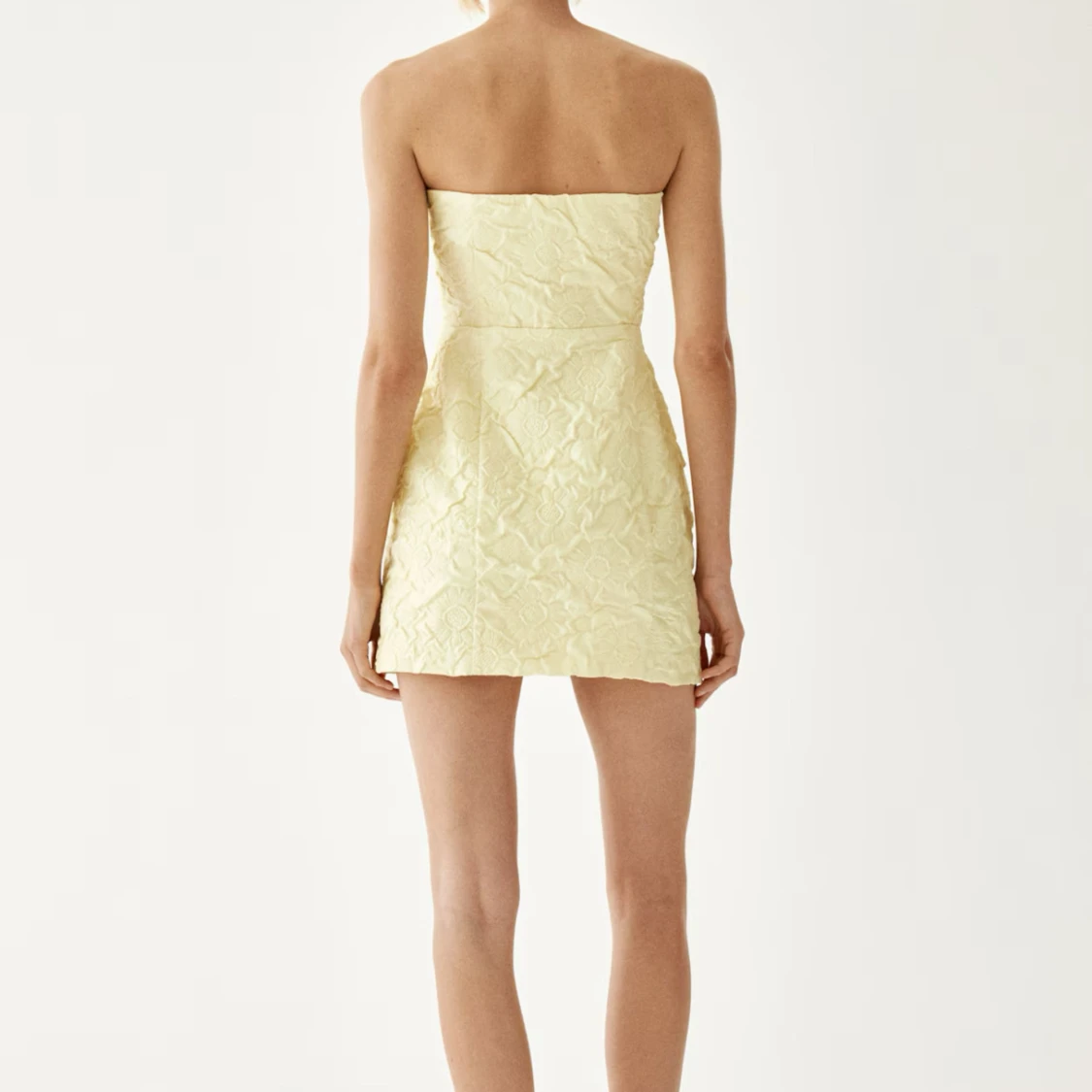 Ljusgul axelbandslös klänning med broderat mönster - 1