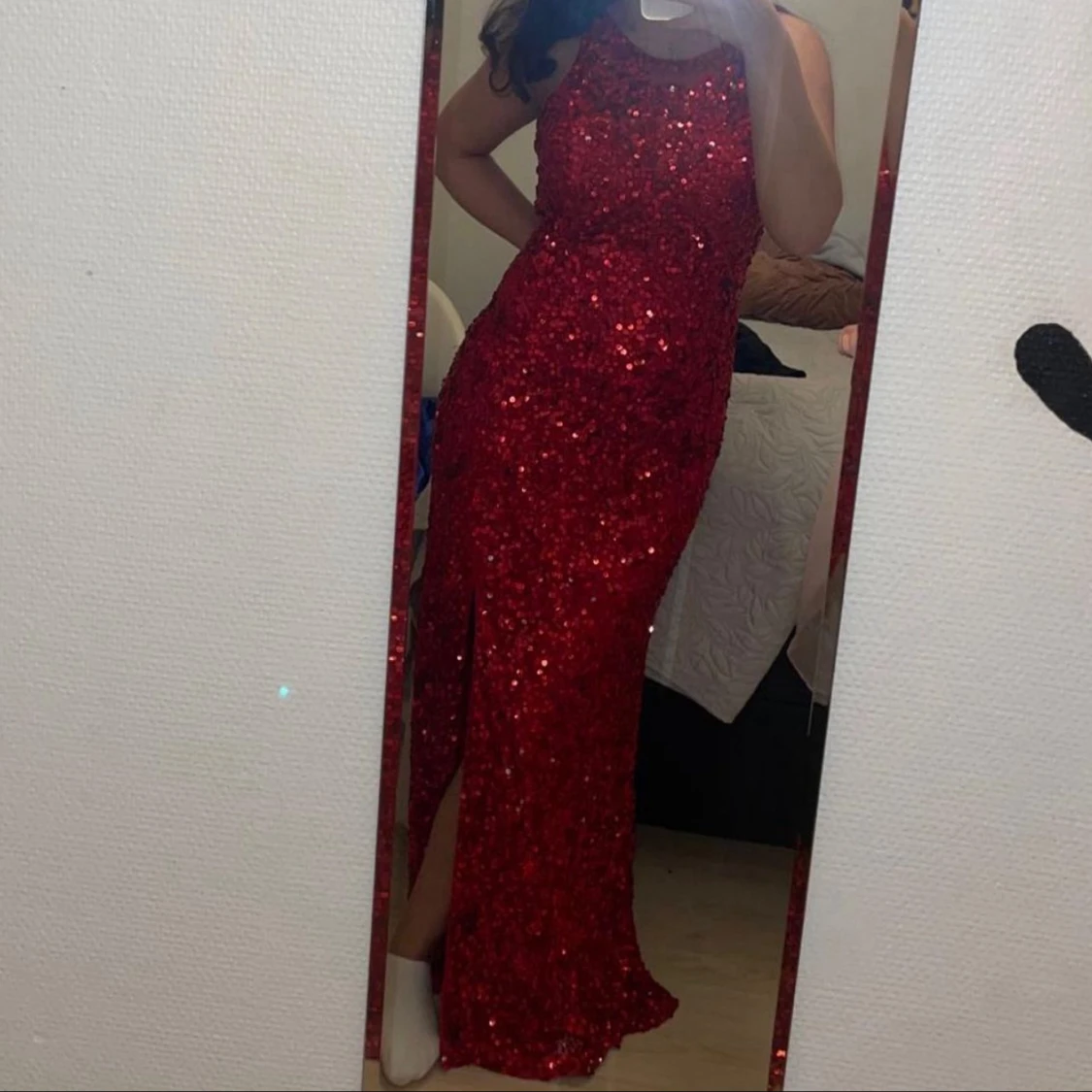 Röd paljettklänning med slits - 3