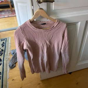 Ljusrosa stickad tröja från Vila st M - Säljer en ljusrosa stickad tröja från Vila. Tröjan har rund halsringning och långa ärmar. Perfekt för lager-på-lager och passar till många olika outfits.