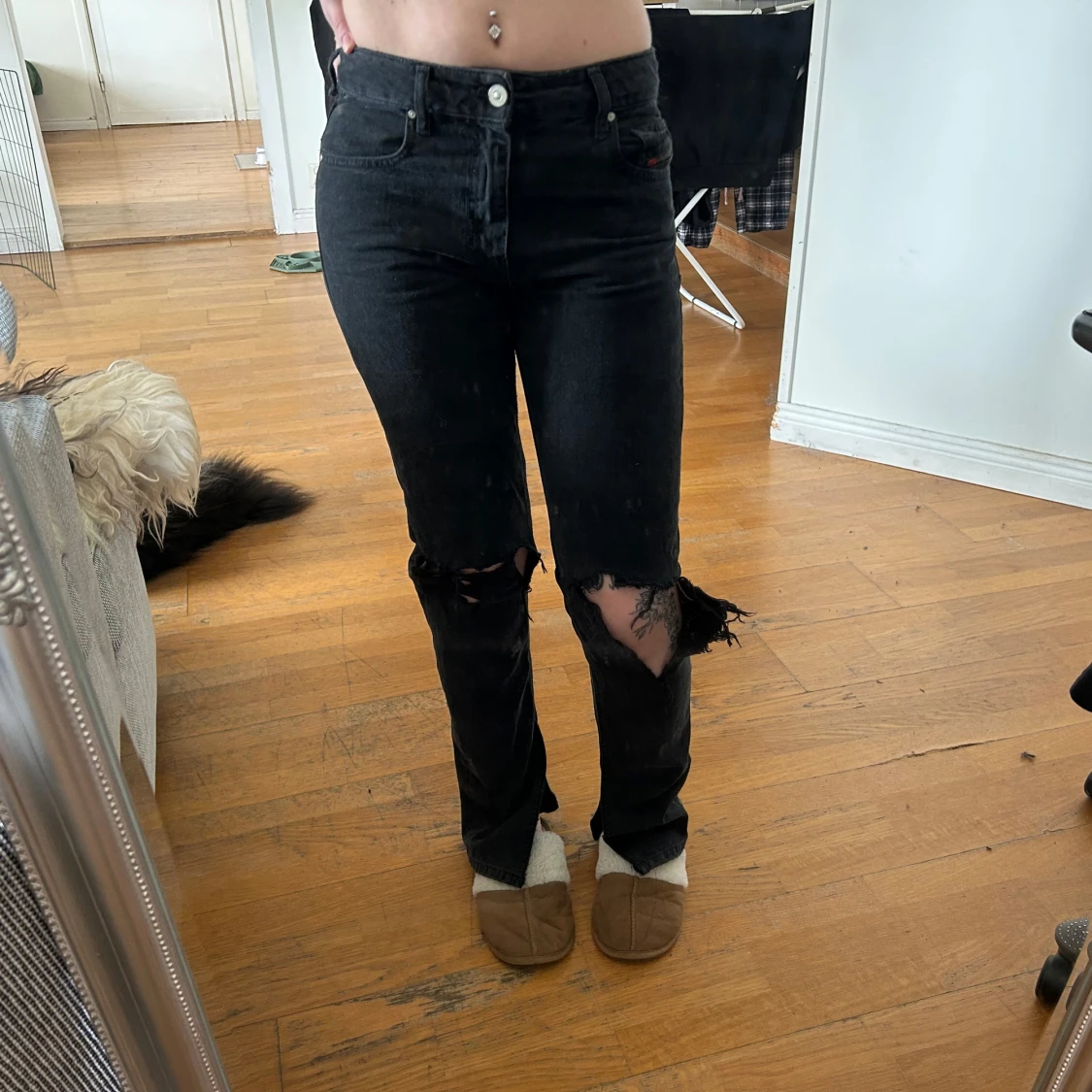 Svarta slitna jeansbyxor - 1