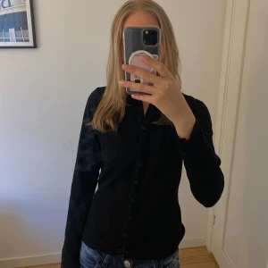 Svart kofta från Saint Tropez - Svart kofta från zalando. Den är i mycket bra skick och har inga defekter❣️❣️