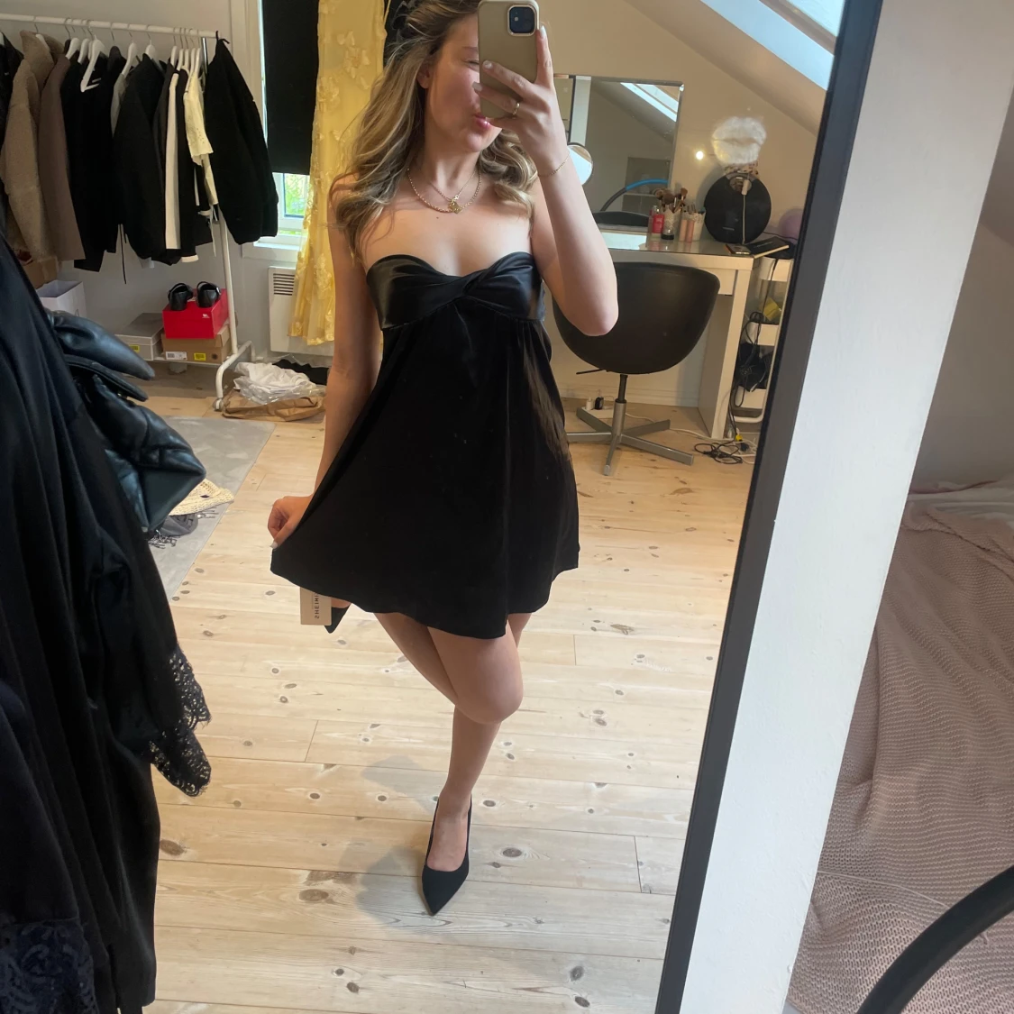 Svart axelbandslös miniklänning - 2