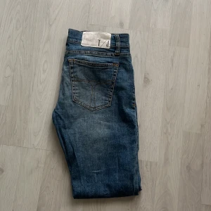 Tiger of sweden jeans - Klassiska Tiger of Sweden byxor med fem fickor.Byxorna har normal passform.  Perfekta för en avslappnad stil och passar till det mesta. Tidlös design med tydlig jeanslook!