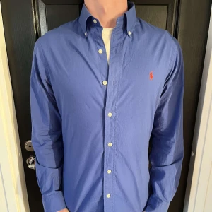 Polo Ralph Lauren skjorta  - Hej säljer nu denna tvär snygga polo Ralph Lauren skjortan som är i storlek small och passform slimfit. Skick 9/10 inga hål eller fläckar. Kom dm för mer frågor och bilder 😊🙌
