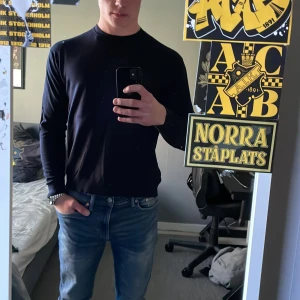 Blå Kofta - Använd ofta och krympts i tvätten. Storleken ska vara M men något mindre nu. Köpt på Zara för ca 300. 