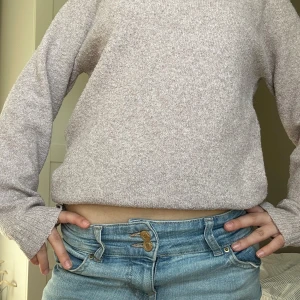  stickad tröja - Mysig ljusrosa stickad tröja med lång ärm och avslappnad passform. Perfekt för lager-på-lager och enkel att matcha med jeans eller kjol. Tröjan har ribbade muddar vid ärmslut och nederkant. Använd fåtal gånger 💕