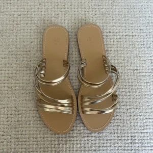 Guldiga slip-ins - Jättefina slip-ins 😍😍perfekta för sommaren