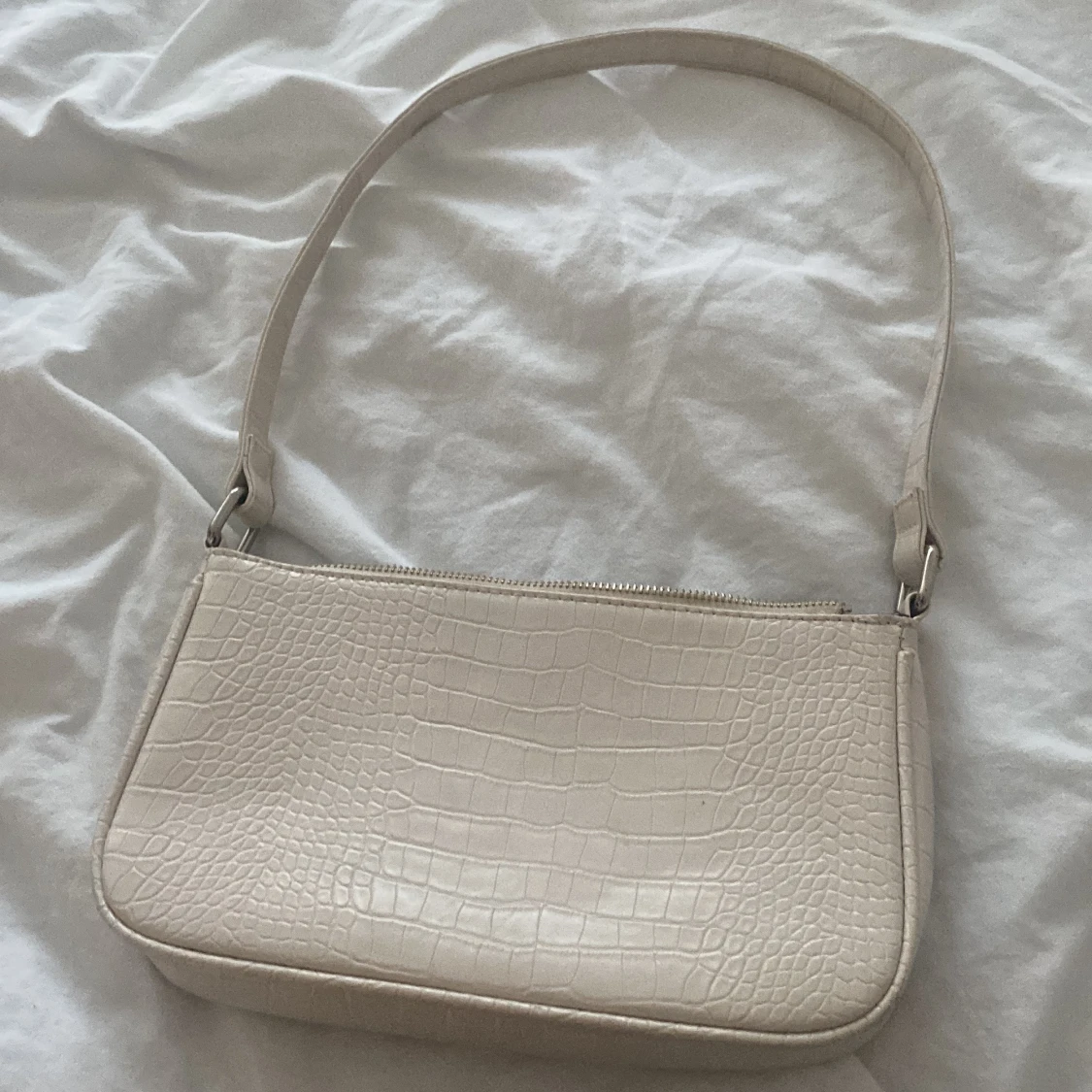 Beige axelväska med krokodilpräglat mönster