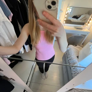 Rosa linne från H&M - Säljer ett super snyggt rosa linne i stretchigt material. Toppen är ärmlös med rund halsringning och sitter tight mot kroppen. Perfekt att styla med jeans eller kjol för en fräsch look. Perfekt nu inför sommar och vår. Linnet är i storlek XS och endast nivåns ett fptal gånger. 