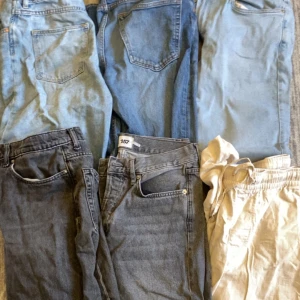Jeans - Säljer ett gäng byxor, mestadels jeans men även linnebyxor och ett par jeansshorts. 100kr styck. Undrar du något är det bara och skriva.