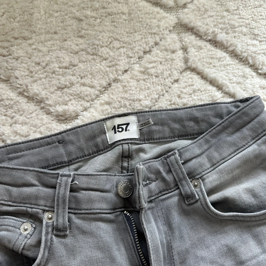 Grå bootcut jeans från 157 - 1