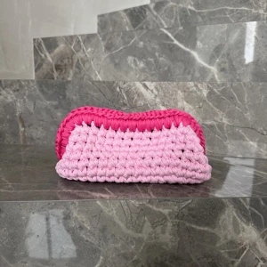 Handvirkad rosa clutch  - Superfin handvirkad clutch från vårt UF AKEN med en mörkare rosa kant och en ljusare rosa nyans på resterande clutch. Den är perfekt som väska och nessesär 