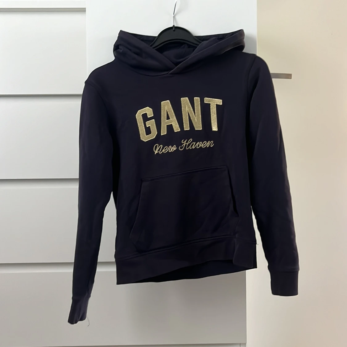Mörkblå GANT hoodie