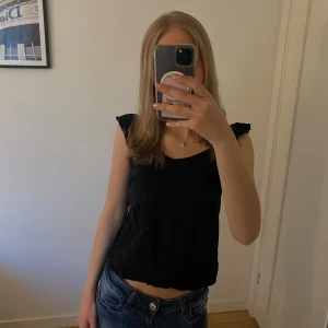 Svart ärmlös topp från ONLY - Topp från only. Är inte använd många gånger så är i mycket bra skick och har inga defekter. Den är lite skrynklig men de går bort om man tvättar eller stryker den❣️❣️