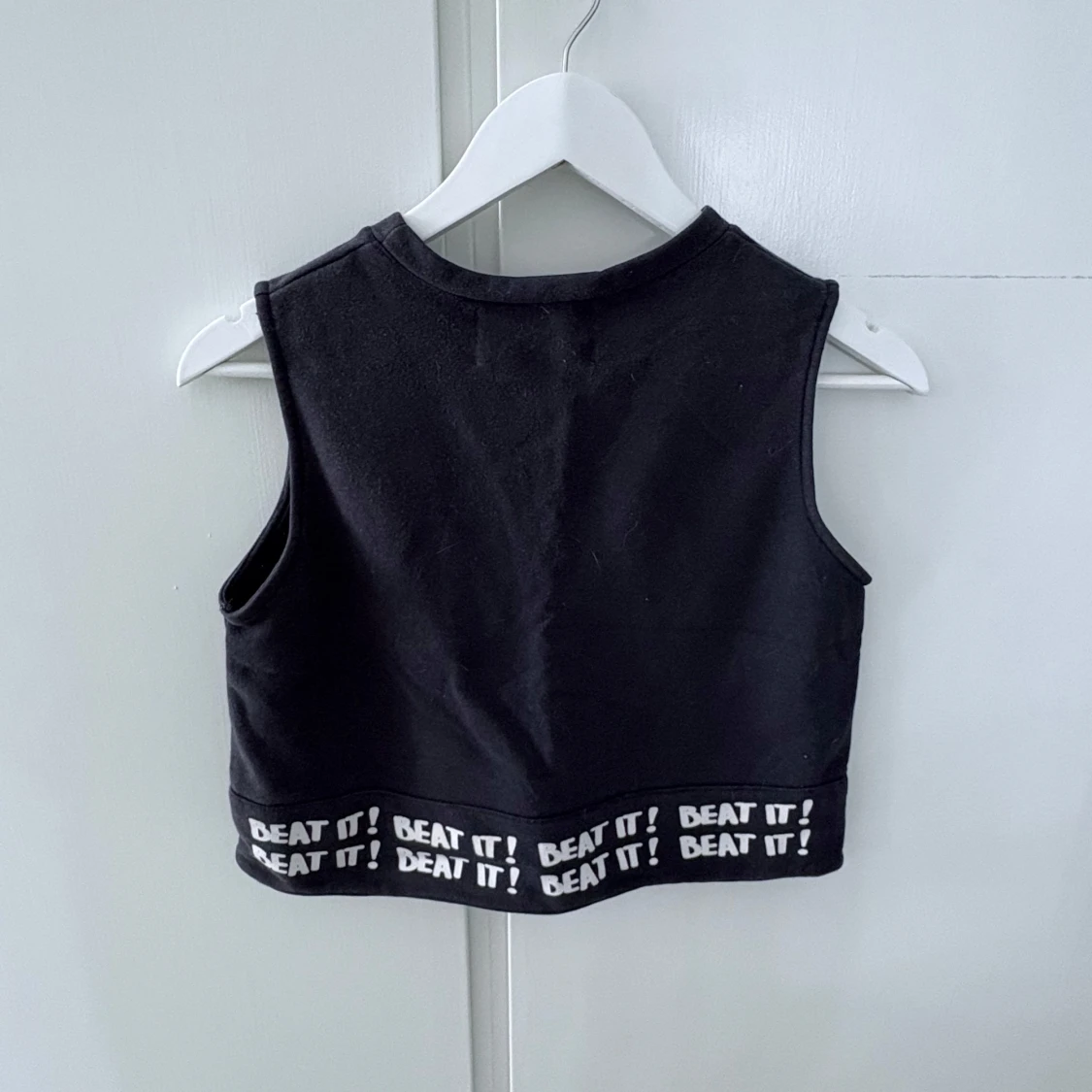 Svart croppad linnetopp med textdetalj - 1