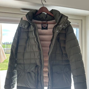 Colmar dunjacka 1235 - Colmar dunjacka i modell 1235. Storlek 48 (S/M). Skick 9/10. Nypris cirka 6499kr. 