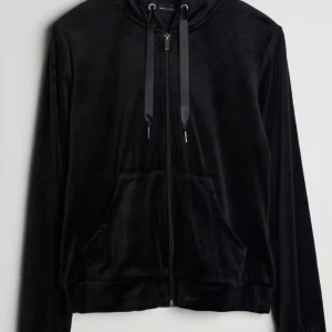 Svart velour hoodie med dragkedja - Säljer en svart hoodie i mjuk velour med dragkedja framtill och huva med snören. Tröjan har långa ärmar och en stor magficka. Perfekt för en avslappnad och trendig look.