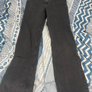 Svarta bootcut jeans  - Säljer ett par svarta bootcut jeans. Strl 34, 100kr