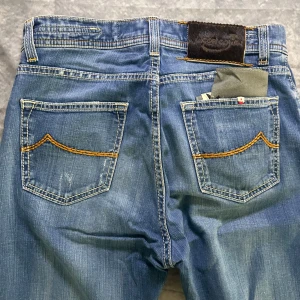 Jacob cohen jeans - Mycket fint skick | Size 31 midja 37 cm, längd 106 | Sitter slim fit | Nypris 5000-7000 vårt pris 1099 | Medföljer en duk