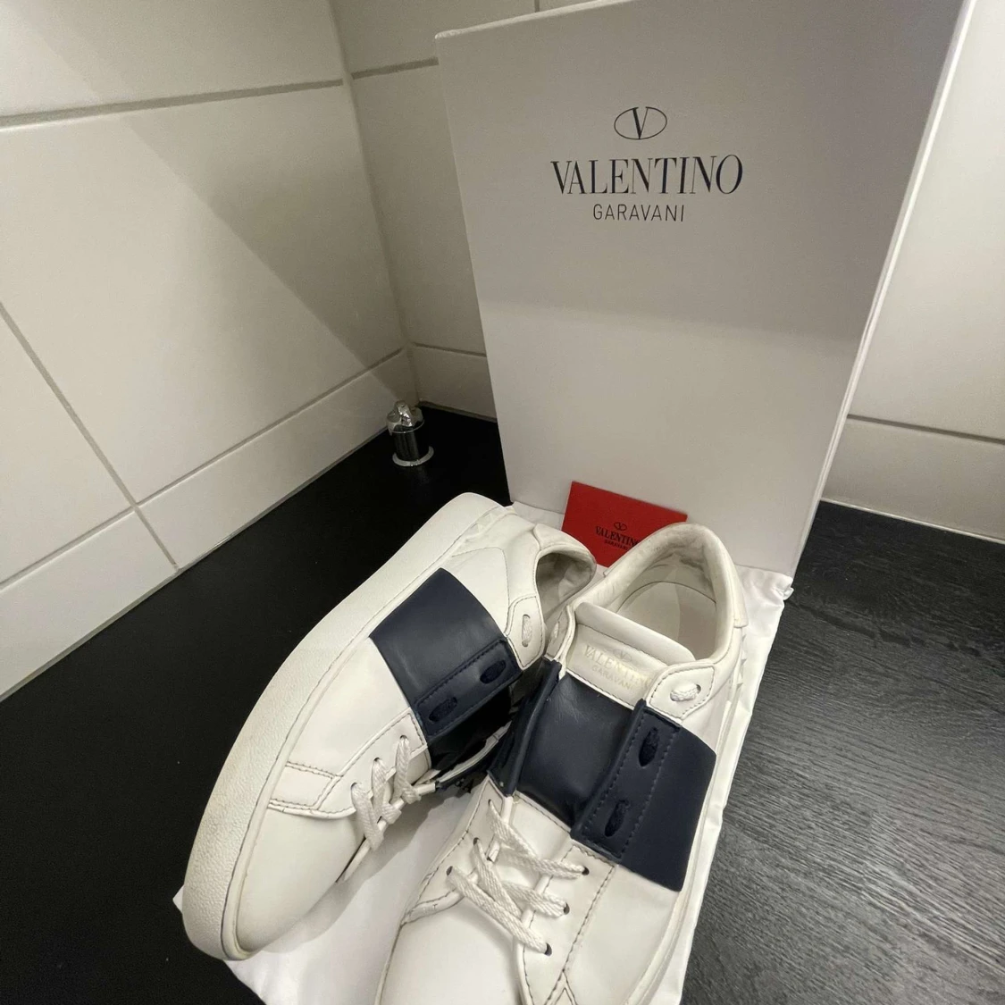 Valentino Garavani vita sneakers med marinblå detalj - 2