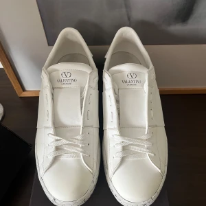 Valentino Open - Vi säljer nu dessa extremt fräscha Valentino Opens i storlek 43. Från den väldigt eftertraktade utgåvan ”Open for a change” så får du en sko som är miljövänlig samtidigt som den är extremt snygg. Skorna är i extremt bra skick, endast defekterna på bakre hälarna. Det medföljer box, 2 dustbags till var sko & ett kort från Valentino. Snabba och smidiga deals prioriteras i vanlig ordning!