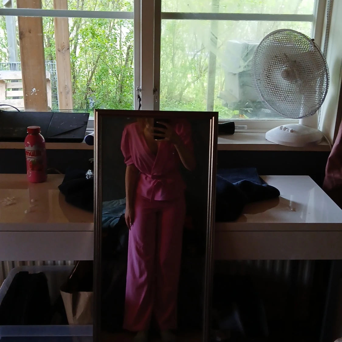 Rosa byxor och "blus"  med knytband i midjan