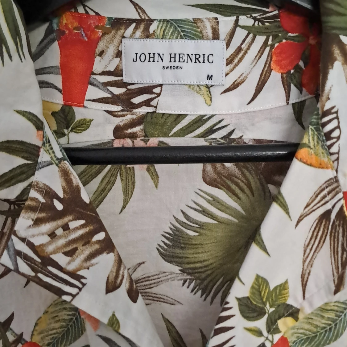 Blommig kortärmad skjorta med papegojor från John Henric - 2