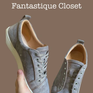 christian louboutin - Grå mocka skor från märket christian louboutin. Skick 9/10                                                  (UTAN SPIKAR!) (BOX INGÅR!)