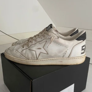 Golden goose ballstar  - Säljer mina ballstars då jag inte använder de längre och de förtjänar någon som använder dem! Skorna är i toppskick, inte tvättade på bilderna så går att få dem ännu finare😁 originala oranga skosnören medföljer!🍻