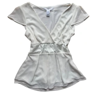 Vintage Vit omlottopp från H&M - Topp från gammal h&m strl 38 men passar en S också. Dragkedja på sidan. 