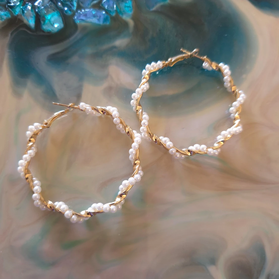 Guldiga hoops med pärlor - 1