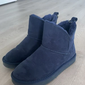 Marinblåa uggs - Jättefina marinblåa skor i lädermaterial. Perfekt till vintern! Dem är aldrig använda då dem inte kommit till användning. Jätte fint skick. Köpta för 500 säljer för 200