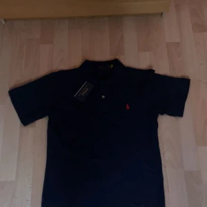 Polo Ralph lauren pike  - Säljer denna helt nya polo Ralph Lauren piken då den var köpt för liten. Pris lappen är kvar. Storlek S.