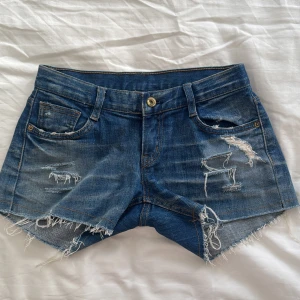Blå lågmidjade jeansshorts  - Ett par blå lågmidjade shorts som är köpta i Grekland. Det finns ingen storlek eller märke markerat i shortsen. Men de passar mig som är 16-år och 170 cm. De är i mycket bra skick då de endast är använda ca tre gånger🩵🩵🩵