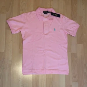 Polo Ralph lauren pike  - Säljer denna helt nya polo Ralph Lauren piken då den var köpt för liten. Pris lappen är kvar. Storlek S.