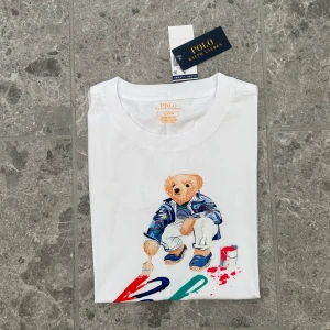 Ralph Lauren tshirt  - Tja! Säljer nu denna otroligt snygga Ralph Lauren polo bear tshirten. Den är sprillans ny med lappar och påse kvar (köpt för någon månad sen på zalando